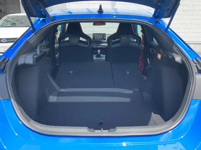 ホンダ シビック タイプR 静岡県 2025(令7)年 0.1万km未満 レーシングブルーパール ワンオーナー/Honda SENSING/9型HondaCONNECTディスプレー/   AM FM Bluetooth USB/フルセグTV/HondaLogR/バックモニター/ETC2.0/６MT/電動パーキングブレーキ/オートブレーキホールド/パーキングセンサー/後退出庫サポート/フルLEDヘッドライト/アルカンターラTypeR専用ステアリングホイール/19インチリバースリムアルミホイール/Bremboキャリパー/リアスポイラー/アルミセンターコンソールパネル/充電用USB端子/R7年5月登録/走行距離12km