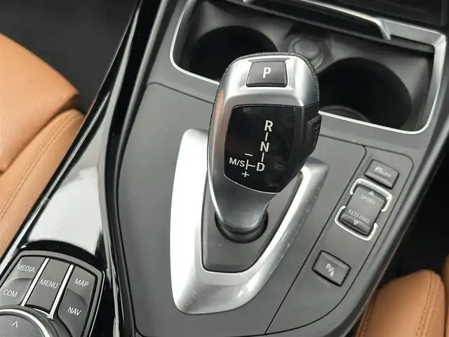 ＢＭＷ １１８ｄ Mスポーツ エディションシャドー 千葉県 2017(平29)年 3.9万km アルピンホワイトⅢ 衝突軽減ブレーキ/レーダークルーズコントロール/レーンキープアシスト/クリアランスソナー/純正ナビ/・BT/DVD/CD/USB/バックカメラ/ステアリングスイッチ/ETC/レザーシート(茶)/シートヒーター(D/N席)/LEDヘッドライト/オートライト/フォグライト/バックフォグ/スマートキー/プッシュスタート/フロアマット