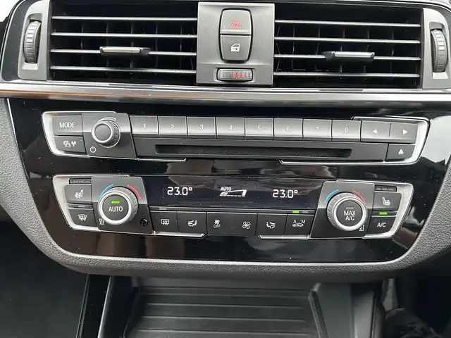 ＢＭＷ １１８ｄ Mスポーツ エディションシャドー 千葉県 2017(平29)年 3.9万km アルピンホワイトⅢ 衝突軽減ブレーキ/レーダークルーズコントロール/レーンキープアシスト/クリアランスソナー/純正ナビ/・BT/DVD/CD/USB/バックカメラ/ステアリングスイッチ/ETC/レザーシート(茶)/シートヒーター(D/N席)/LEDヘッドライト/オートライト/フォグライト/バックフォグ/スマートキー/プッシュスタート/フロアマット