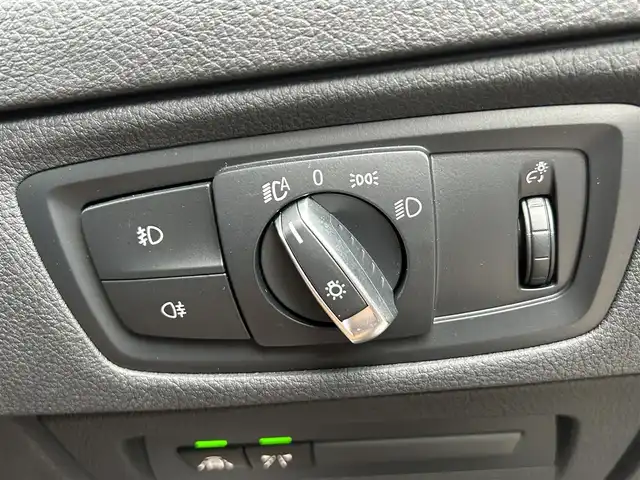 ＢＭＷ １１８ｄ Mスポーツ エディションシャドー 千葉県 2017(平29)年 3.9万km アルピンホワイトⅢ 衝突軽減ブレーキ/レーダークルーズコントロール/レーンキープアシスト/クリアランスソナー/純正ナビ/・BT/DVD/CD/USB/バックカメラ/ステアリングスイッチ/ETC/レザーシート(茶)/シートヒーター(D/N席)/LEDヘッドライト/オートライト/フォグライト/バックフォグ/スマートキー/プッシュスタート/フロアマット