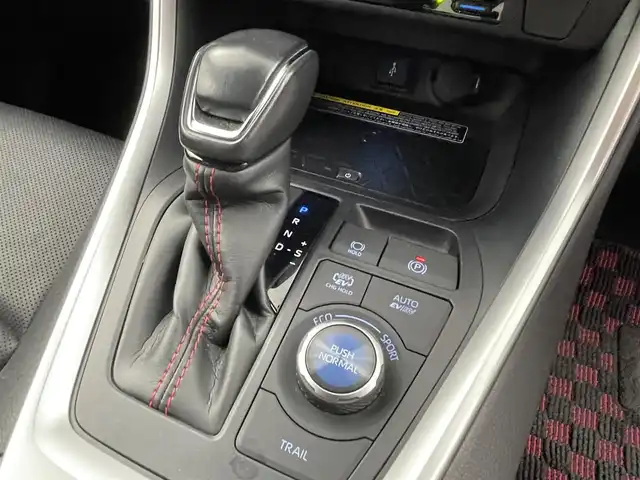 トヨタ ＲＡＶ４ ＰＨＶ ブラックトーン 愛知県 2020(令2)年 4.3万km アティチュードブラックマイカ/ダークブルーマイカメタリック 2トーン 純正ナビ/フルセグＴＶ/Bluetooth/CarPlay/パノラミックビューモニター/デジタルインナーミラー/ブラックレザーシート/前席シートヒーター+ベンチレーション/メモリ付きパワーシート/置くだけ充電/ステアリングヒーター/ヘッドアップディスプレイ/トヨタセーフティセンス/・プリクラッシュセーフティ/・レーントレーシングアシスト/・パーキングサポートブレーキ/ブラインドスポットモニター/パワーバックドア/レーダークルーズコントロール/充電ケーブル/LEDヘッドライト/ルーフレール