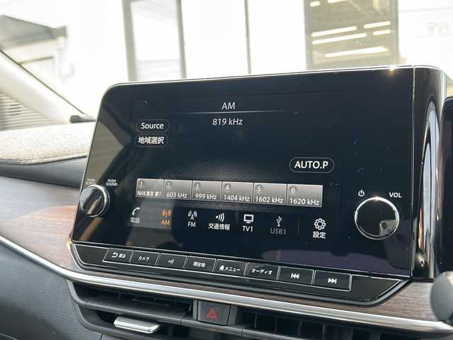 日産 オーラ G 山口県 2021(令3)年 5.5万km ピュアホワイトパール NissanConnectナビ/・9インチモニター/・フルセグテレビ/・USBデータ通信/・HDMI入力/・Bluetooth接続/・AppleCarPlay/・AM/FMラジオ/・交通情報/・ハンズフリー通話機能/BOSEサウンド/アラウンドビューモニター/LEDオートライト/LEDフォグランプ/LEDミラーウィンカー/ロック連動自動格納ドアミラー/オートハイビーム/ハーフレザーシート/ナビ連動純正ドライブレコーダー/ビルトインETC2.0/スマートキー×２/イモビライザー/プッシュスタート/プロパイロット(アダプティブクルーズコントロール)/プロパイロット(レーントレーシングアシスト操舵支援付)/デジタルインナーミラー/ブラインドスポットモニター/後方支援/エマージェンシーブレーキ/標識検知機能/後退時車両検知警報/前後クリアランスソナー/誤発進抑制機能/先行車発進通知/車線逸脱通知/マルチインフォメーションディスプレイ/WSRS＋サイドカーテンエアバッグ/後席ISOFIXシート/UVカットプライバシーガラス/純正17インチAW(純正ロックナット付)/ラゲッジマット