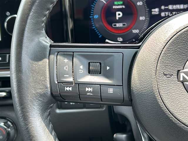 日産 オーラ G 山口県 2021(令3)年 5.5万km ピュアホワイトパール NissanConnectナビ/・9インチモニター/・フルセグテレビ/・USBデータ通信/・HDMI入力/・Bluetooth接続/・AppleCarPlay/・AM/FMラジオ/・交通情報/・ハンズフリー通話機能/BOSEサウンド/アラウンドビューモニター/LEDオートライト/LEDフォグランプ/LEDミラーウィンカー/ロック連動自動格納ドアミラー/オートハイビーム/ハーフレザーシート/ナビ連動純正ドライブレコーダー/ビルトインETC2.0/スマートキー×２/イモビライザー/プッシュスタート/プロパイロット(アダプティブクルーズコントロール)/プロパイロット(レーントレーシングアシスト操舵支援付)/デジタルインナーミラー/ブラインドスポットモニター/後方支援/エマージェンシーブレーキ/標識検知機能/後退時車両検知警報/前後クリアランスソナー/誤発進抑制機能/先行車発進通知/車線逸脱通知/マルチインフォメーションディスプレイ/WSRS＋サイドカーテンエアバッグ/後席ISOFIXシート/UVカットプライバシーガラス/純正17インチAW(純正ロックナット付)/ラゲッジマット