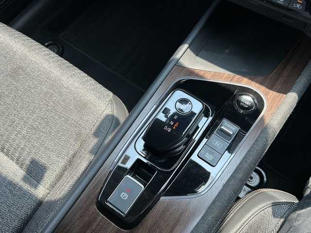 日産 オーラ G 山口県 2021(令3)年 5.5万km ピュアホワイトパール NissanConnectナビ/・9インチモニター/・フルセグテレビ/・USBデータ通信/・HDMI入力/・Bluetooth接続/・AppleCarPlay/・AM/FMラジオ/・交通情報/・ハンズフリー通話機能/BOSEサウンド/アラウンドビューモニター/LEDオートライト/LEDフォグランプ/LEDミラーウィンカー/ロック連動自動格納ドアミラー/オートハイビーム/ハーフレザーシート/ナビ連動純正ドライブレコーダー/ビルトインETC2.0/スマートキー×２/イモビライザー/プッシュスタート/プロパイロット(アダプティブクルーズコントロール)/プロパイロット(レーントレーシングアシスト操舵支援付)/デジタルインナーミラー/ブラインドスポットモニター/後方支援/エマージェンシーブレーキ/標識検知機能/後退時車両検知警報/前後クリアランスソナー/誤発進抑制機能/先行車発進通知/車線逸脱通知/マルチインフォメーションディスプレイ/WSRS＋サイドカーテンエアバッグ/後席ISOFIXシート/UVカットプライバシーガラス/純正17インチAW(純正ロックナット付)/ラゲッジマット