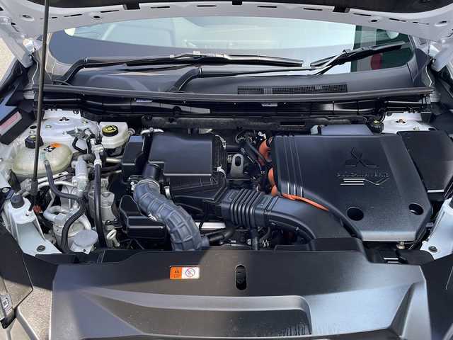 三菱 アウトランダー ＰＨＥＶ G 山口県 2022(令4)年 2.6万km ホワイトダイヤモンド 純正12.3インチHDディスプレイ/・スマートフォン連動ナビゲーション/・Bluetooth機能/・ハンズフリー通話機能/・地デジチューナー/・AM/FMラジオ/・USBポート/４WD/バックカメラ/全周囲カメラ/前後ドライブレコーダー/ETC2.0/スマートキー×２/プッシュスタート/運転支援/・ハンドル支援/・衝突被害軽減ブレーキシステム/・車線逸脱抑制機能/・後側方車両検知/・緊急支援/・道路標識認識機能/・ルート連動減速/・制限速度支援/・進入禁止標識認識機能/・パーキングセンサー/・後退時車両検知警報システム/・ふらつき警報/・凍結注意
