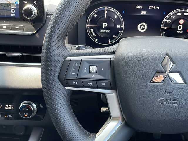 三菱 アウトランダー ＰＨＥＶ G 山口県 2022(令4)年 2.6万km ホワイトダイヤモンド 純正12.3インチHDディスプレイ/・スマートフォン連動ナビゲーション/・Bluetooth機能/・ハンズフリー通話機能/・地デジチューナー/・AM/FMラジオ/・USBポート/４WD/バックカメラ/全周囲カメラ/前後ドライブレコーダー/ETC2.0/スマートキー×２/プッシュスタート/運転支援/・ハンドル支援/・衝突被害軽減ブレーキシステム/・車線逸脱抑制機能/・後側方車両検知/・緊急支援/・道路標識認識機能/・ルート連動減速/・制限速度支援/・進入禁止標識認識機能/・パーキングセンサー/・後退時車両検知警報システム/・ふらつき警報/・凍結注意