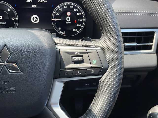 三菱 アウトランダー ＰＨＥＶ G 山口県 2022(令4)年 2.6万km ホワイトダイヤモンド 純正12.3インチHDディスプレイ/・スマートフォン連動ナビゲーション/・Bluetooth機能/・ハンズフリー通話機能/・地デジチューナー/・AM/FMラジオ/・USBポート/４WD/バックカメラ/全周囲カメラ/前後ドライブレコーダー/ETC2.0/スマートキー×２/プッシュスタート/運転支援/・ハンドル支援/・衝突被害軽減ブレーキシステム/・車線逸脱抑制機能/・後側方車両検知/・緊急支援/・道路標識認識機能/・ルート連動減速/・制限速度支援/・進入禁止標識認識機能/・パーキングセンサー/・後退時車両検知警報システム/・ふらつき警報/・凍結注意