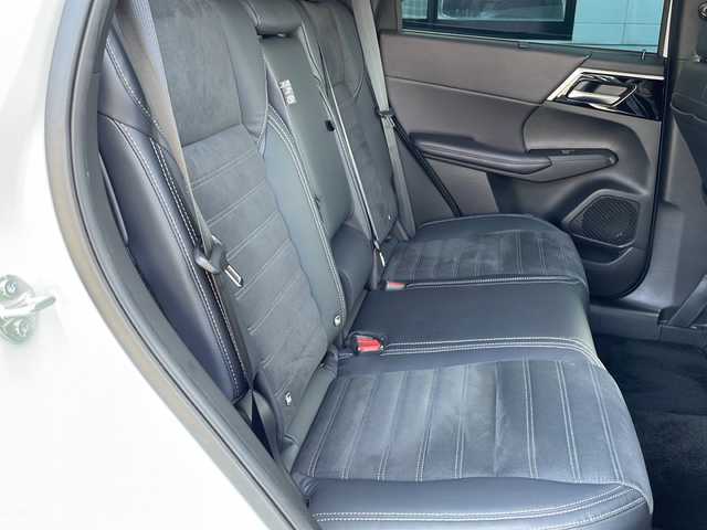 三菱 アウトランダー ＰＨＥＶ G 山口県 2022(令4)年 2.6万km ホワイトダイヤモンド 純正12.3インチHDディスプレイ/・スマートフォン連動ナビゲーション/・Bluetooth機能/・ハンズフリー通話機能/・地デジチューナー/・AM/FMラジオ/・USBポート/４WD/バックカメラ/全周囲カメラ/前後ドライブレコーダー/ETC2.0/スマートキー×２/プッシュスタート/運転支援/・ハンドル支援/・衝突被害軽減ブレーキシステム/・車線逸脱抑制機能/・後側方車両検知/・緊急支援/・道路標識認識機能/・ルート連動減速/・制限速度支援/・進入禁止標識認識機能/・パーキングセンサー/・後退時車両検知警報システム/・ふらつき警報/・凍結注意