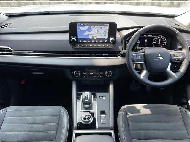 三菱 アウトランダー ＰＨＥＶ G 山口県 2022(令4)年 2.6万km ホワイトダイヤモンド 純正12.3インチHDディスプレイ/・スマートフォン連動ナビゲーション/・Bluetooth機能/・ハンズフリー通話機能/・地デジチューナー/・AM/FMラジオ/・USBポート/４WD/バックカメラ/全周囲カメラ/前後ドライブレコーダー/ETC2.0/スマートキー×２/プッシュスタート/運転支援/・ハンドル支援/・衝突被害軽減ブレーキシステム/・車線逸脱抑制機能/・後側方車両検知/・緊急支援/・道路標識認識機能/・ルート連動減速/・制限速度支援/・進入禁止標識認識機能/・パーキングセンサー/・後退時車両検知警報システム/・ふらつき警報/・凍結注意