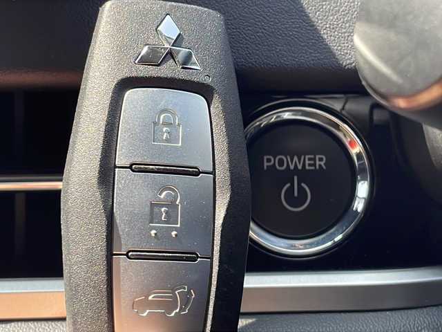 三菱 アウトランダー ＰＨＥＶ G 山口県 2022(令4)年 2.6万km ホワイトダイヤモンド 純正12.3インチHDディスプレイ/・スマートフォン連動ナビゲーション/・Bluetooth機能/・ハンズフリー通話機能/・地デジチューナー/・AM/FMラジオ/・USBポート/４WD/バックカメラ/全周囲カメラ/前後ドライブレコーダー/ETC2.0/スマートキー×２/プッシュスタート/運転支援/・ハンドル支援/・衝突被害軽減ブレーキシステム/・車線逸脱抑制機能/・後側方車両検知/・緊急支援/・道路標識認識機能/・ルート連動減速/・制限速度支援/・進入禁止標識認識機能/・パーキングセンサー/・後退時車両検知警報システム/・ふらつき警報/・凍結注意
