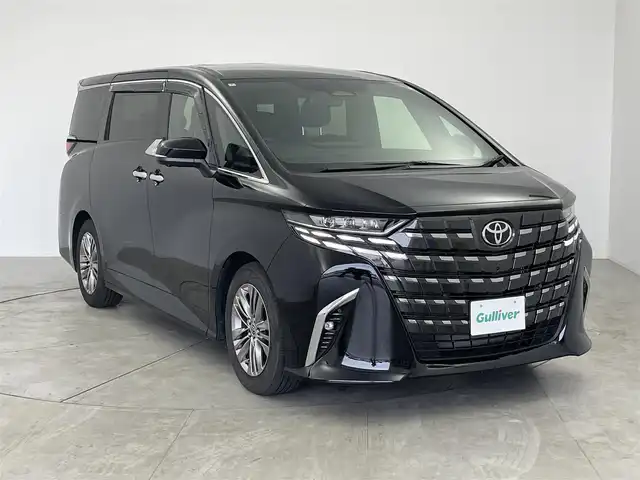 トヨタ アルファード Z 愛知県 2024(令6)年 1.5万km ブラック 純正コネクテッドナビ付14インチディスプレイオーディオ/　　・フルセグTV/　　・Bluetooth/パノラミックビューモニター/左右独立型ムーンルーフ/電動ロールサンシェード/純正13.2インチフリップダウンモニター/置くだけ充電/ビルトインETC2.0/AC100V/本革巻＋ウッド加飾3本スポークステアリングリモコン/ステアリングヒーター/エグゼクティブパワーシート/シートポジションメモリ機能（D席）/シートヒーター（前席、2列目）/ベンチレーション（前席、2列目）/キャプテンシート/パワーオットマン/両側パワースライドドア/パワーバックドア/純正フロアマット＋ラグマット/3眼LEDヘッドライト/デイライト/シーケンシャルランプ/フォグランプ/トヨタセーフティセンス/　　・プリクラッシュセーフティ/　　・レーントレーシングアシスト/　　・レーンディバーチャーアラート/　　・アダプティブハイビームアシスト/　　・レーダークルーズコントロール/　　・ロードサインアシスト/ブラインドスポットモニター/クリアランスソナー