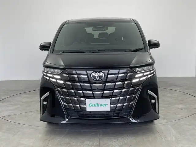トヨタ アルファード Z 愛知県 2024(令6)年 1.5万km ブラック 純正コネクテッドナビ付14インチディスプレイオーディオ/　　・フルセグTV/　　・Bluetooth/パノラミックビューモニター/左右独立型ムーンルーフ/電動ロールサンシェード/純正13.2インチフリップダウンモニター/置くだけ充電/ビルトインETC2.0/AC100V/本革巻＋ウッド加飾3本スポークステアリングリモコン/ステアリングヒーター/エグゼクティブパワーシート/シートポジションメモリ機能（D席）/シートヒーター（前席、2列目）/ベンチレーション（前席、2列目）/キャプテンシート/パワーオットマン/両側パワースライドドア/パワーバックドア/純正フロアマット＋ラグマット/3眼LEDヘッドライト/デイライト/シーケンシャルランプ/フォグランプ/トヨタセーフティセンス/　　・プリクラッシュセーフティ/　　・レーントレーシングアシスト/　　・レーンディバーチャーアラート/　　・アダプティブハイビームアシスト/　　・レーダークルーズコントロール/　　・ロードサインアシスト/ブラインドスポットモニター/クリアランスソナー