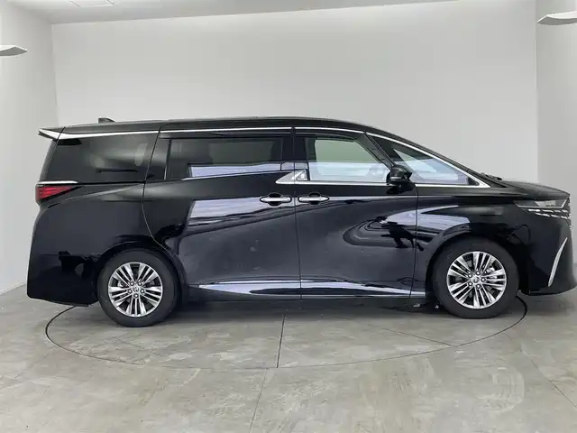 トヨタ アルファード Z 愛知県 2024(令6)年 1.5万km ブラック 純正コネクテッドナビ付14インチディスプレイオーディオ/　　・フルセグTV/　　・Bluetooth/パノラミックビューモニター/左右独立型ムーンルーフ/電動ロールサンシェード/純正13.2インチフリップダウンモニター/置くだけ充電/ビルトインETC2.0/AC100V/本革巻＋ウッド加飾3本スポークステアリングリモコン/ステアリングヒーター/エグゼクティブパワーシート/シートポジションメモリ機能（D席）/シートヒーター（前席、2列目）/ベンチレーション（前席、2列目）/キャプテンシート/パワーオットマン/両側パワースライドドア/パワーバックドア/純正フロアマット＋ラグマット/3眼LEDヘッドライト/デイライト/シーケンシャルランプ/フォグランプ/トヨタセーフティセンス/　　・プリクラッシュセーフティ/　　・レーントレーシングアシスト/　　・レーンディバーチャーアラート/　　・アダプティブハイビームアシスト/　　・レーダークルーズコントロール/　　・ロードサインアシスト/ブラインドスポットモニター/クリアランスソナー