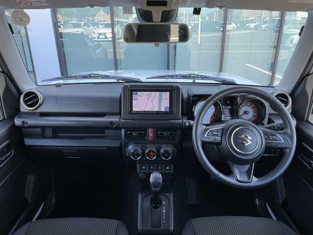 スズキ ジムニー シエラ JC 香川県 2022(令4)年 1.8万km ピュアホワイトP 登録時走行距離：17982km/４WD/純正SDナビゲーション/→フルセグTV/→CD/DVD再生/ビルトインETC/ダウンヒルアシストコントロール/ステアリングリモコン/革巻きステアリング/クルーズコントロール/シートヒーター/LEDオートライト/フォグランプ/純正15インチアルミホイール/背面タイヤ/スマートキー