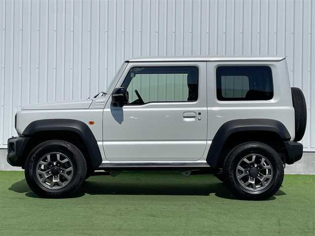 スズキ ジムニー シエラ JC 香川県 2022(令4)年 1.8万km ピュアホワイトP 登録時走行距離：17982km/４WD/純正SDナビゲーション/→フルセグTV/→CD/DVD再生/ビルトインETC/ダウンヒルアシストコントロール/ステアリングリモコン/革巻きステアリング/クルーズコントロール/シートヒーター/LEDオートライト/フォグランプ/純正15インチアルミホイール/背面タイヤ/スマートキー