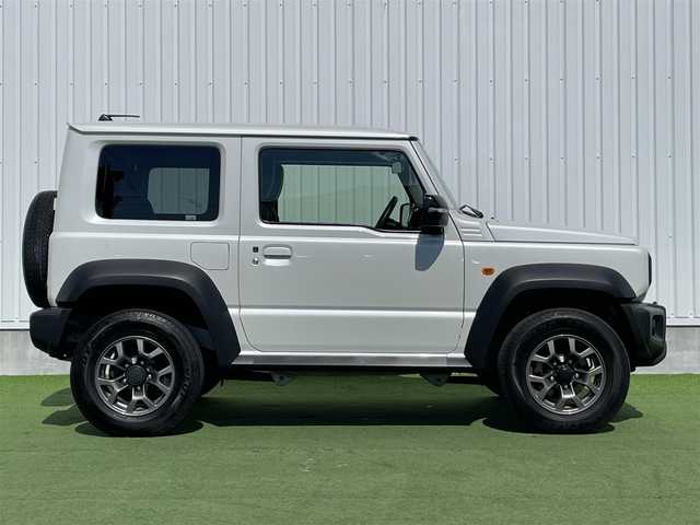 スズキ ジムニー シエラ JC 香川県 2022(令4)年 1.8万km ピュアホワイトP 登録時走行距離：17982km/４WD/純正SDナビゲーション/→フルセグTV/→CD/DVD再生/ビルトインETC/ダウンヒルアシストコントロール/ステアリングリモコン/革巻きステアリング/クルーズコントロール/シートヒーター/LEDオートライト/フォグランプ/純正15インチアルミホイール/背面タイヤ/スマートキー