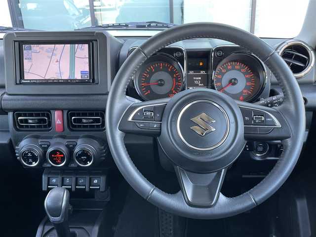 スズキ ジムニー シエラ JC 香川県 2022(令4)年 1.8万km ピュアホワイトP 登録時走行距離：17982km/４WD/純正SDナビゲーション/→フルセグTV/→CD/DVD再生/ビルトインETC/ダウンヒルアシストコントロール/ステアリングリモコン/革巻きステアリング/クルーズコントロール/シートヒーター/LEDオートライト/フォグランプ/純正15インチアルミホイール/背面タイヤ/スマートキー