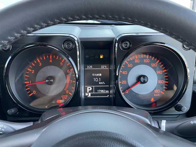 スズキ ジムニー シエラ JC 香川県 2022(令4)年 1.8万km ピュアホワイトP 登録時走行距離：17982km/４WD/純正SDナビゲーション/→フルセグTV/→CD/DVD再生/ビルトインETC/ダウンヒルアシストコントロール/ステアリングリモコン/革巻きステアリング/クルーズコントロール/シートヒーター/LEDオートライト/フォグランプ/純正15インチアルミホイール/背面タイヤ/スマートキー