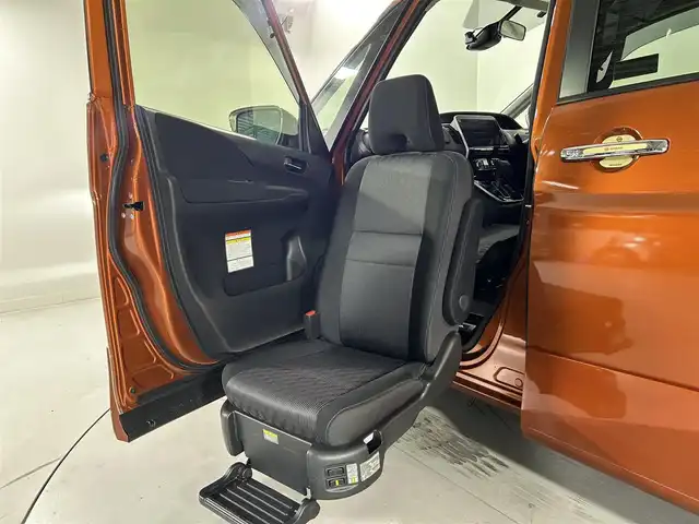 日産 セレナ ハイウェイスター V 佐賀県 2022(令4)年 0.7万km オレンジ 純正10インチナビ/社外フリップダウンモニター/バックカメラ/福祉車両/助手席スライドアップシート/車椅子収納装置/衝突被害軽減システム/プロパイロット/レーンアシスト/レーダークルーズコントロール/ロードサインアシスト/オートライト/オートマチックハイビーム/LEDヘッドライト/LEDフォグライト/電子パーキング/オートブレーキホールド/前方ドライブレコーダー/ビルトインETC/両側パワースライドドア/ハンズフリースライドドア/ステアリングヒーター/運転席シートヒーター/後席サンシェード/シートバックテーブル/ISOFIX対応/純正フロアマット/純正16インチアルミホイール/ステアリングスイッチ/プッシュスタート/スマートキー