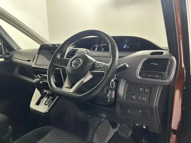 日産 セレナ ハイウェイスター V 佐賀県 2022(令4)年 0.7万km オレンジ 純正10インチナビ/社外フリップダウンモニター/バックカメラ/福祉車両/助手席スライドアップシート/車椅子収納装置/衝突被害軽減システム/プロパイロット/レーンアシスト/レーダークルーズコントロール/ロードサインアシスト/オートライト/オートマチックハイビーム/LEDヘッドライト/LEDフォグライト/電子パーキング/オートブレーキホールド/前方ドライブレコーダー/ビルトインETC/両側パワースライドドア/ハンズフリースライドドア/ステアリングヒーター/運転席シートヒーター/後席サンシェード/シートバックテーブル/ISOFIX対応/純正フロアマット/純正16インチアルミホイール/ステアリングスイッチ/プッシュスタート/スマートキー
