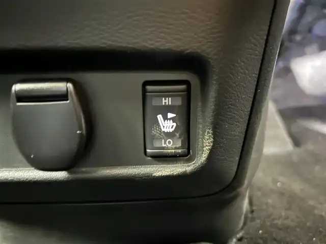 日産 セレナ ハイウェイスター V 佐賀県 2022(令4)年 0.7万km オレンジ 純正10インチナビ/社外フリップダウンモニター/バックカメラ/福祉車両/助手席スライドアップシート/車椅子収納装置/衝突被害軽減システム/プロパイロット/レーンアシスト/レーダークルーズコントロール/ロードサインアシスト/オートライト/オートマチックハイビーム/LEDヘッドライト/LEDフォグライト/電子パーキング/オートブレーキホールド/前方ドライブレコーダー/ビルトインETC/両側パワースライドドア/ハンズフリースライドドア/ステアリングヒーター/運転席シートヒーター/後席サンシェード/シートバックテーブル/ISOFIX対応/純正フロアマット/純正16インチアルミホイール/ステアリングスイッチ/プッシュスタート/スマートキー