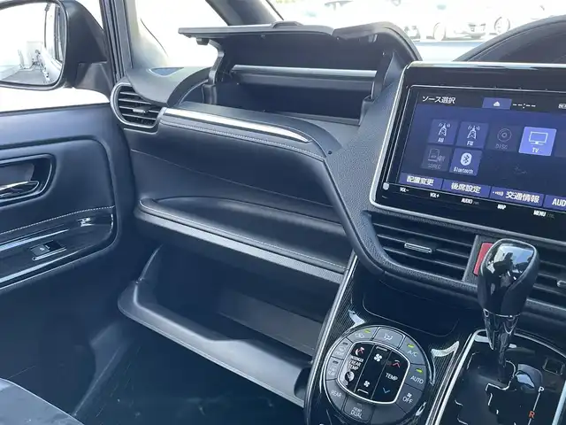トヨタ エスクァイア Gi プレミアムパッケージ ブラックテーラード 佐賀県 2020(令2)年 3.1万km ブラック 純正9インチSDナビゲーション/・フルセグTV/CD/DVD/SD/Bluetooth/純正フリップダウンモニター/バックカメラ/前方ドライブレコーダー/ビルトインETC/デジタルインナーミラー/両側パワースライドドア/後席エアコン/ハーフレザーシート/DN席シートヒーター/キャプテンシート/ISOFIX対応/革巻きステアリング/ステアリングヒーター/ステアリングリモコン/純正15インチアルミホイール/純正LEDヘッドライト/・オートマチックハイビーム/純正LEDフォグランプ/純正フロアマット/純正ドアバイザ―/新車保証書/トヨタセーフティセンス/・クルーズコントロール/・プリクラッシュセーフティ/・クリアランスソナー/・先行車発進お知らせ機能/・レーンディパーチャーアラート