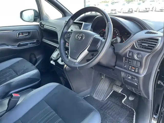 トヨタ エスクァイア Gi プレミアムパッケージ ブラックテーラード 佐賀県 2020(令2)年 3.1万km ブラック 純正9インチSDナビゲーション/・フルセグTV/CD/DVD/SD/Bluetooth/純正フリップダウンモニター/バックカメラ/前方ドライブレコーダー/ビルトインETC/デジタルインナーミラー/両側パワースライドドア/後席エアコン/ハーフレザーシート/DN席シートヒーター/キャプテンシート/ISOFIX対応/革巻きステアリング/ステアリングヒーター/ステアリングリモコン/純正15インチアルミホイール/純正LEDヘッドライト/・オートマチックハイビーム/純正LEDフォグランプ/純正フロアマット/純正ドアバイザ―/新車保証書/トヨタセーフティセンス/・クルーズコントロール/・プリクラッシュセーフティ/・クリアランスソナー/・先行車発進お知らせ機能/・レーンディパーチャーアラート