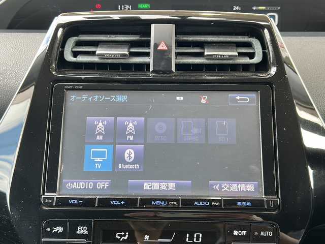 トヨタ プリウス S 静岡県 2016(平28)年 8.9万km アティチュードブラックマイカ 純正ナビ/・FM/AM/・SD/・DVD/・CD/・Bluetooth/・フルセグTV/主要装備/・横滑り防止装置/・オートライト/・イエローフォグ/・バックカメラ/・ドライブレコーダー/・ETC/・サイドカーテンエアバッグ/・エンジンスタートボタン/・アイドリングストップ