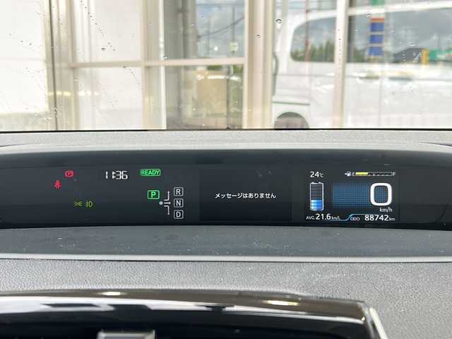 トヨタ プリウス S 静岡県 2016(平28)年 8.9万km アティチュードブラックマイカ 純正ナビ/・FM/AM/・SD/・DVD/・CD/・Bluetooth/・フルセグTV/主要装備/・横滑り防止装置/・オートライト/・イエローフォグ/・バックカメラ/・ドライブレコーダー/・ETC/・サイドカーテンエアバッグ/・エンジンスタートボタン/・アイドリングストップ