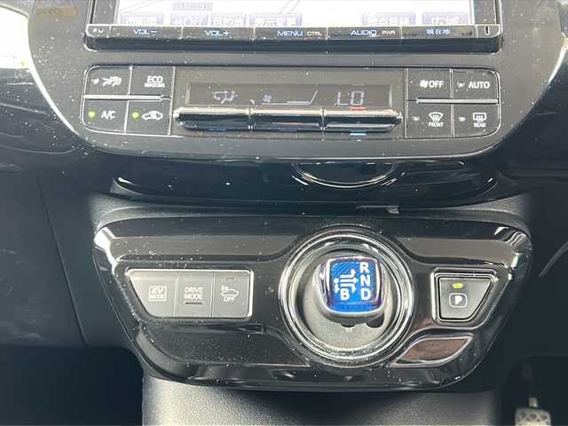トヨタ プリウス S 静岡県 2016(平28)年 8.9万km アティチュードブラックマイカ 純正ナビ/・FM/AM/・SD/・DVD/・CD/・Bluetooth/・フルセグTV/主要装備/・横滑り防止装置/・オートライト/・イエローフォグ/・バックカメラ/・ドライブレコーダー/・ETC/・サイドカーテンエアバッグ/・エンジンスタートボタン/・アイドリングストップ