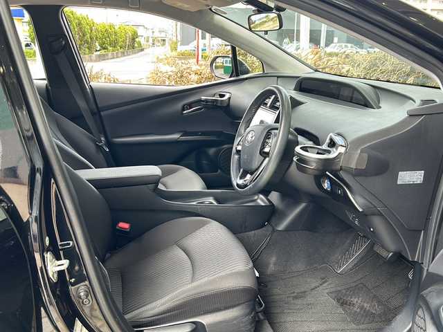 トヨタ プリウス S 静岡県 2016(平28)年 8.9万km アティチュードブラックマイカ 純正ナビ/・FM/AM/・SD/・DVD/・CD/・Bluetooth/・フルセグTV/主要装備/・横滑り防止装置/・オートライト/・イエローフォグ/・バックカメラ/・ドライブレコーダー/・ETC/・サイドカーテンエアバッグ/・エンジンスタートボタン/・アイドリングストップ