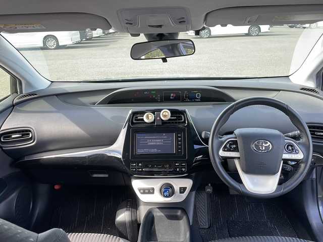 トヨタ プリウス S 岩手県 2017(平29)年 7.1万km グレーメタリック 純正SDナビ/AM/FM/CD/DVD/Bluetooth/フルセグTV/バックカメラ/ビルトインETC/クルーズコントロール/衝突被害軽減ブレーキ/レーンキープアシスト/横滑り防止装置/アイドリングストップ/オートライト/オートハイビーム/LEDヘッドライト/フォグランプ/スマートキー/プッシュスタート/電動格納ミラー/社外15インチAW/純正フロアマット/純正ドアバイザー