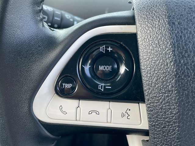 トヨタ プリウス S 岩手県 2017(平29)年 7.1万km グレーメタリック 純正SDナビ/AM/FM/CD/DVD/Bluetooth/フルセグTV/バックカメラ/ビルトインETC/クルーズコントロール/衝突被害軽減ブレーキ/レーンキープアシスト/横滑り防止装置/アイドリングストップ/オートライト/オートハイビーム/LEDヘッドライト/フォグランプ/スマートキー/プッシュスタート/電動格納ミラー/社外15インチAW/純正フロアマット/純正ドアバイザー