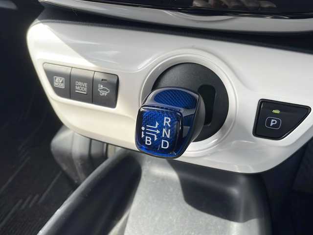 トヨタ プリウス S 岩手県 2017(平29)年 7.1万km グレーメタリック 純正SDナビ/AM/FM/CD/DVD/Bluetooth/フルセグTV/バックカメラ/ビルトインETC/クルーズコントロール/衝突被害軽減ブレーキ/レーンキープアシスト/横滑り防止装置/アイドリングストップ/オートライト/オートハイビーム/LEDヘッドライト/フォグランプ/スマートキー/プッシュスタート/電動格納ミラー/社外15インチAW/純正フロアマット/純正ドアバイザー