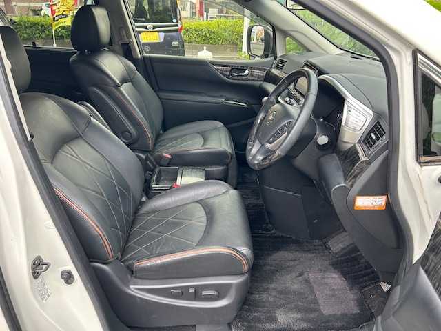 日産 エルグランド 250HWS プレミアム アーバンクロム 静岡県 2019(平31)年 7.3万km ブリリアントホワイトパール ワンオーナー/純正ナビ（フルセグTV、Bluetooth/後席モニター/前席パワーシート/レザーシート/両側パワースライドドア/オットマン/パワーバックドア/車外カメラ（バック/シートヒーター/ETC/純正アルミホイール/プッシュスタート/コーナーセンサー/ウォークスルー