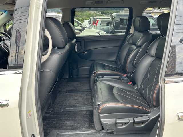 日産 エルグランド 250HWS プレミアム アーバンクロム 静岡県 2019(平31)年 7.3万km ブリリアントホワイトパール ワンオーナー/純正ナビ（フルセグTV、Bluetooth/後席モニター/前席パワーシート/レザーシート/両側パワースライドドア/オットマン/パワーバックドア/車外カメラ（バック/シートヒーター/ETC/純正アルミホイール/プッシュスタート/コーナーセンサー/ウォークスルー