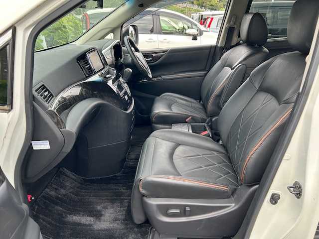 日産 エルグランド 250HWS プレミアム アーバンクロム 静岡県 2019(平31)年 7.3万km ブリリアントホワイトパール ワンオーナー/純正ナビ（フルセグTV、Bluetooth/後席モニター/前席パワーシート/レザーシート/両側パワースライドドア/オットマン/パワーバックドア/車外カメラ（バック/シートヒーター/ETC/純正アルミホイール/プッシュスタート/コーナーセンサー/ウォークスルー