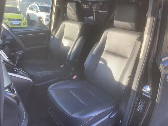 トヨタ エスクァイア Gi 埼玉県 2014(平26)年 14.4万km スパークリングブラックパールクリスタルシャイン (株)IDOMが運営する【じしゃロン鳩ヶ谷店】の自社ローン対象車両になります。こちらは現金ご利用時の価格です。自社ローンご希望の方は別途その旨お申付け下さい。/登録時143107km/純正SDナビ(品番:NSZT-Y64T)/フルセグTV/バックカメラ/両側パワースライドドア/ワンタッチオートスライドドア/クルーズコントロール/キャプテンシート/ウォークスルー/前席シートヒーター/ETC/ウッドコンビステアリング/ステアリングスイッチ/デュアルエアコン/TRDフロントグリル/プッシュスタート/スマートキー/アイドリングストップ/オートハイビーム/ドライブモード/横滑り防止/リアクーラースイッチ/自動防眩ミラー/社外17インチAW/電動格納機能付きウインカーミラー