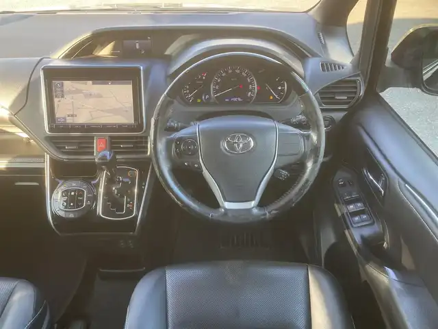 トヨタ エスクァイア Gi 埼玉県 2014(平26)年 14.4万km スパークリングブラックパールクリスタルシャイン (株)IDOMが運営する【じしゃロン鳩ヶ谷店】の自社ローン対象車両になります。こちらは現金ご利用時の価格です。自社ローンご希望の方は別途その旨お申付け下さい。/登録時143107km/純正SDナビ(品番:NSZT-Y64T)/フルセグTV/バックカメラ/両側パワースライドドア/ワンタッチオートスライドドア/クルーズコントロール/キャプテンシート/ウォークスルー/前席シートヒーター/ETC/ウッドコンビステアリング/ステアリングスイッチ/デュアルエアコン/TRDフロントグリル/プッシュスタート/スマートキー/アイドリングストップ/オートハイビーム/ドライブモード/横滑り防止/リアクーラースイッチ/自動防眩ミラー/社外17インチAW/電動格納機能付きウインカーミラー