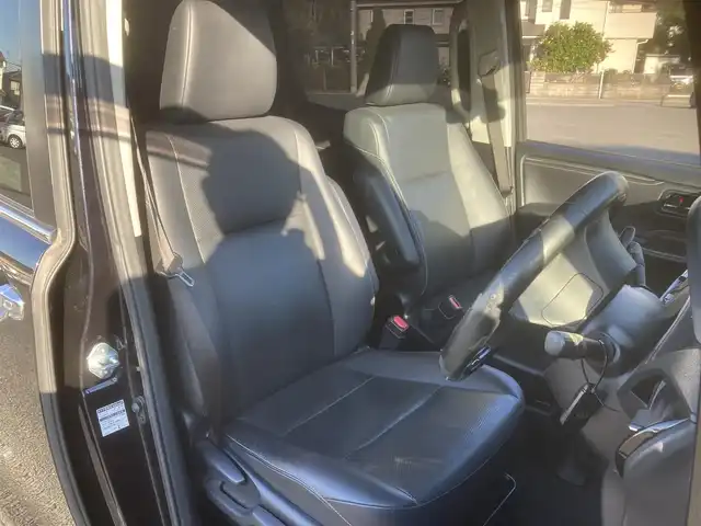 トヨタ エスクァイア Gi 埼玉県 2014(平26)年 14.4万km スパークリングブラックパールクリスタルシャイン (株)IDOMが運営する【じしゃロン鳩ヶ谷店】の自社ローン対象車両になります。こちらは現金ご利用時の価格です。自社ローンご希望の方は別途その旨お申付け下さい。/登録時143107km/純正SDナビ(品番:NSZT-Y64T)/フルセグTV/バックカメラ/両側パワースライドドア/ワンタッチオートスライドドア/クルーズコントロール/キャプテンシート/ウォークスルー/前席シートヒーター/ETC/ウッドコンビステアリング/ステアリングスイッチ/デュアルエアコン/TRDフロントグリル/プッシュスタート/スマートキー/アイドリングストップ/オートハイビーム/ドライブモード/横滑り防止/リアクーラースイッチ/自動防眩ミラー/社外17インチAW/電動格納機能付きウインカーミラー