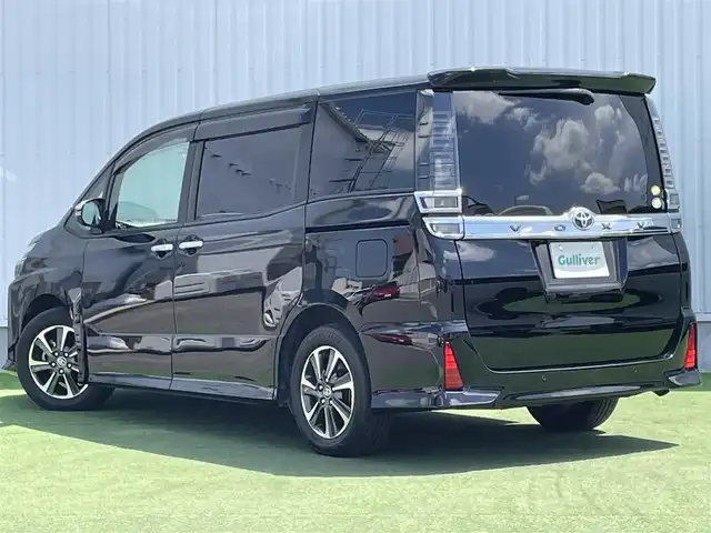トヨタ ヴォクシー ZS 煌Ⅱ 香川県 2020(令2)年 5.4万km ブラック 登録時走行距離：54096km/ディーラー純正9型SDナビ/　CD DVD BT フルセグTV/バックカメラ/純正12.1型フリップダウンモニター（V12T-R68C）/両側パワースライドドア/クルーズコントロール/プリクラッシュセーフティシステム/レーンキープアシスト/オートハイビーム/LEDヘッドライト/オートライト/フォグランプ/電動格納ウィンカーミラー/バックドアイージークローザー/ETC/ドライブレコーダー/革巻きステアリング/ステアリングスイッチ/後席ロールサンシェード/ISOFIX/純正フロアマット/MTモード付AT/PWオールオート/運転席シートリフター/横滑り防止装置/アイドリングストップ/ドアバイザー/プッシュスタート/スマートキー/スペアキー