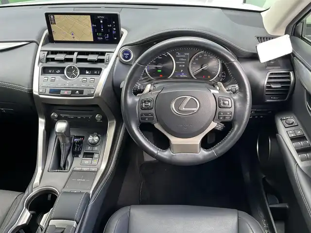 レクサス ＮＸ 300h Iパッケージ 香川県 2018(平30)年 5.7万km ソニッククォーツ 登録時走行距離56357km/純正10.3型ナビ/（フルセグTV/Bluetooth/DVD/MSV/USB/AUX）/バック/サイドカメラ/レクサスセーフティセンス/・プリクラッシュセーフティ/・アダプティブクルーズコントロール/・レーンディパーチャーアラート/・オートマチックハイビーム/クリアランスソナー/3眼LEDヘッドライト/オートライト/フォグライト/革巻きステアリング/ステアリングヒーター/ステアリングスイッチ/パドルシフト/黒革シート/前席シートヒーター/前席パワーシート/運転席メモリー機能/パワーバックドア/電動パーキングブレーキ/オートブレーキホールド/レーダー探知機/ビルトインETC2.0/純正18インチアルミホイール/純正フロアマット/ISOFIX