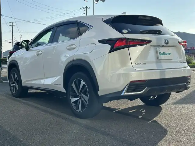レクサス ＮＸ 300h Iパッケージ 兵庫県 2018(平30)年 5.7万km ソニッククォーツ 純正10.3型ナビ/・BT.TV.AM.FM/バック/サイドカメラ/レクサスセーフティセンス/・プリクラッシュセーフティ/・アダプティブクルーズコントロール/・レーンディパーチャーアラート/・オートマチックハイビーム/クリアランスソナー/3眼LEDヘッドライト/革巻きステアリング/ステアリングヒーター/テアリングスイッチ/パドルシフト/黒革シート/前席シートヒーター/前席パワーシート（メモリー付き）/パワーバックドア/電動パーキングブレーキ/オートブレーキホールド/レーダー探知機/ビルトインETC2.0/純正18インチアルミホイール/純正フロアマット/スペアキー1本/カードキー1枚