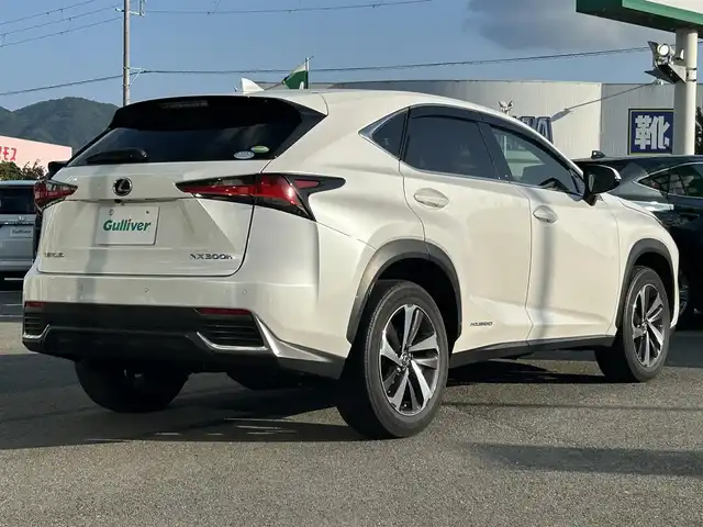 レクサス ＮＸ 300h Iパッケージ 兵庫県 2018(平30)年 5.7万km ソニッククォーツ 純正10.3型ナビ/・BT.TV.AM.FM/バック/サイドカメラ/レクサスセーフティセンス/・プリクラッシュセーフティ/・アダプティブクルーズコントロール/・レーンディパーチャーアラート/・オートマチックハイビーム/クリアランスソナー/3眼LEDヘッドライト/革巻きステアリング/ステアリングヒーター/テアリングスイッチ/パドルシフト/黒革シート/前席シートヒーター/前席パワーシート（メモリー付き）/パワーバックドア/電動パーキングブレーキ/オートブレーキホールド/レーダー探知機/ビルトインETC2.0/純正18インチアルミホイール/純正フロアマット/スペアキー1本/カードキー1枚