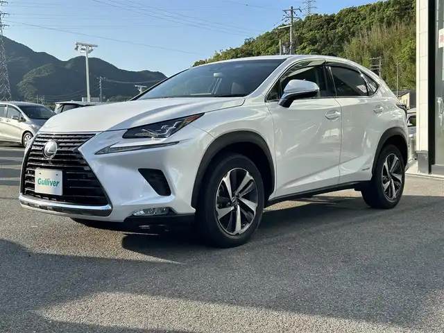レクサス ＮＸ 300h Iパッケージ 兵庫県 2018(平30)年 5.7万km ソニッククォーツ 純正10.3型ナビ/・BT.TV.AM.FM/バック/サイドカメラ/レクサスセーフティセンス/・プリクラッシュセーフティ/・アダプティブクルーズコントロール/・レーンディパーチャーアラート/・オートマチックハイビーム/クリアランスソナー/3眼LEDヘッドライト/革巻きステアリング/ステアリングヒーター/テアリングスイッチ/パドルシフト/黒革シート/前席シートヒーター/前席パワーシート（メモリー付き）/パワーバックドア/電動パーキングブレーキ/オートブレーキホールド/レーダー探知機/ビルトインETC2.0/純正18インチアルミホイール/純正フロアマット/スペアキー1本/カードキー1枚