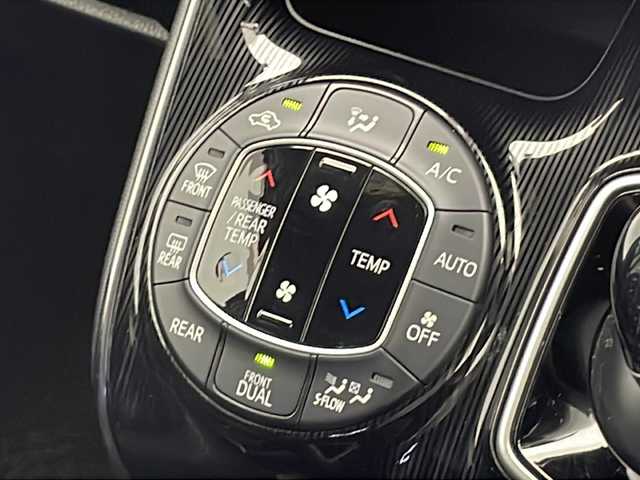 トヨタ エスクァイア ハイブリッド Gi プレミアムパッケージ ブラックテーラード 千葉県 2020(令2)年 4.6万km ブラック ワンオーナー/純正SDナビ/フルセグテレビ/バックカメラ/CD/DVD/SD再生/Bluetooth接続/純正12.1インチフリップダウンモニター/ビルトインETC2.0/プッシュスタート/スマートキー（スペアキー1本）/電動格納ウィンカーミラー/純正15インチアルミホイール/ステアリングヒーター/前席シートヒーター/前後コーナーセンサー/クルーズコントロール/LEDヘッドライト/オートマチックハイビーム/トラクションコントロール/パーキングサポートブレーキ/先行車発進告知/レーンディパーチャーアラート/モデリスタエアロ