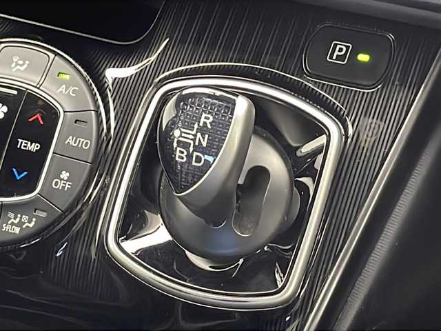 トヨタ エスクァイア ハイブリッド Gi プレミアムパッケージ ブラックテーラード 千葉県 2020(令2)年 4.6万km ブラック ワンオーナー/純正SDナビ/フルセグテレビ/バックカメラ/CD/DVD/SD再生/Bluetooth接続/純正12.1インチフリップダウンモニター/ビルトインETC2.0/プッシュスタート/スマートキー（スペアキー1本）/電動格納ウィンカーミラー/純正15インチアルミホイール/ステアリングヒーター/前席シートヒーター/前後コーナーセンサー/クルーズコントロール/LEDヘッドライト/オートマチックハイビーム/トラクションコントロール/パーキングサポートブレーキ/先行車発進告知/レーンディパーチャーアラート/モデリスタエアロ