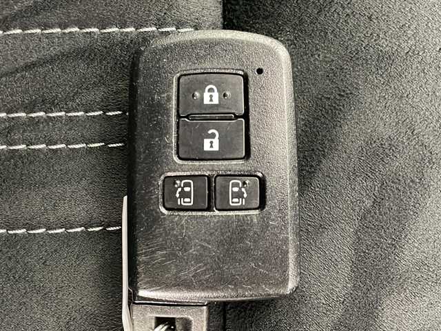 トヨタ エスクァイア ハイブリッド Gi プレミアムパッケージ ブラックテーラード 広島県 2020(令2)年 4.6万km ブラック ワンオーナー/純正SDナビ/フルセグテレビ/バックカメラ/CD/DVD/SD再生/Bluetooth接続/純正12.1インチフリップダウンモニター/ビルトインETC2.0/プッシュスタート/スマートキー（スペアキー1本）/電動格納ウィンカーミラー/純正15インチアルミホイール/ステアリングヒーター/前席シートヒーター/前後コーナーセンサー/クルーズコントロール/LEDヘッドライト/オートマチックハイビーム/トラクションコントロール/パーキングサポートブレーキ/先行車発進告知/レーンディパーチャーアラート/モデリスタエアロ