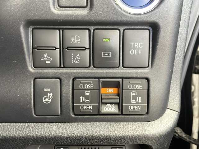 トヨタ エスクァイア ハイブリッド Gi プレミアムパッケージ ブラックテーラード 広島県 2020(令2)年 4.6万km ブラック ワンオーナー/純正SDナビ/フルセグテレビ/バックカメラ/CD/DVD/SD再生/Bluetooth接続/純正12.1インチフリップダウンモニター/ビルトインETC2.0/プッシュスタート/スマートキー（スペアキー1本）/電動格納ウィンカーミラー/純正15インチアルミホイール/ステアリングヒーター/前席シートヒーター/前後コーナーセンサー/クルーズコントロール/LEDヘッドライト/オートマチックハイビーム/トラクションコントロール/パーキングサポートブレーキ/先行車発進告知/レーンディパーチャーアラート/モデリスタエアロ