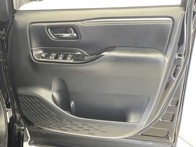 トヨタ エスクァイア ハイブリッド Gi プレミアムパッケージ ブラックテーラード 広島県 2020(令2)年 4.6万km ブラック ワンオーナー/純正SDナビ/フルセグテレビ/バックカメラ/CD/DVD/SD再生/Bluetooth接続/純正12.1インチフリップダウンモニター/ビルトインETC2.0/プッシュスタート/スマートキー（スペアキー1本）/電動格納ウィンカーミラー/純正15インチアルミホイール/ステアリングヒーター/前席シートヒーター/前後コーナーセンサー/クルーズコントロール/LEDヘッドライト/オートマチックハイビーム/トラクションコントロール/パーキングサポートブレーキ/先行車発進告知/レーンディパーチャーアラート/モデリスタエアロ